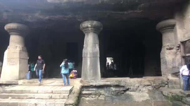 Mumbai, Índia - 10 de novembro de 2019: Os turistas das Cavernas Elephanta inspecionam as ruínas históricas parte 9 — Vídeo de Stock