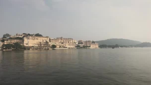 Udaipur, India - uitzicht op het paleis vanaf de zijkant van het meer — Stockvideo