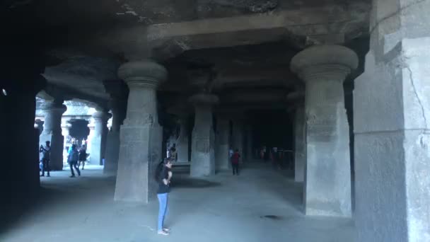 Mumbai, India - 10 november 2019: Grotten van Elephanta toeristen in de grot deel 11 — Stockvideo