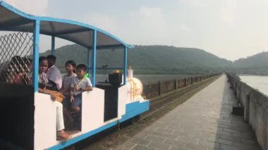 Mumbai, Hindistan - 10 Kasım 2019: Fil Mağarası turistleri 3 numaralı trene biniyor