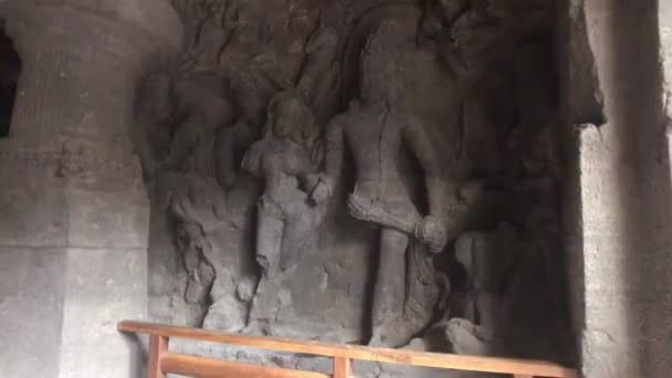 Mumbai, India - walls with figures inside caves part 3 — Stock Video