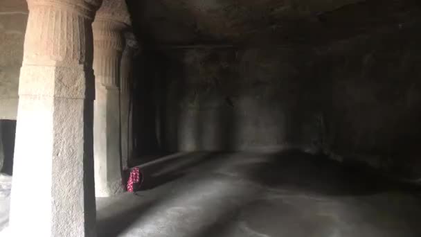 Mumbai, India - 10 november 2019: Grotten van Elephanta toeristen in de grot deel 5 — Stockvideo