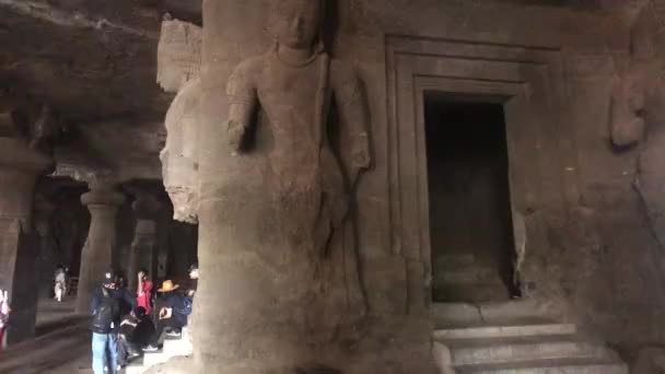 Mumbai, India - 10 november 2019: Grotten van Elephanta toeristen in de grot deel 8 — Stockvideo