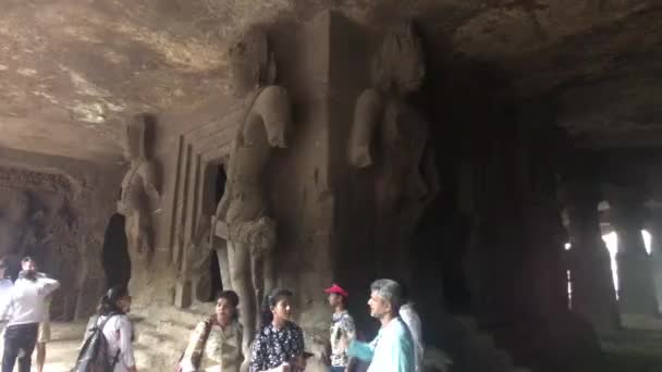 Bombaj, Indie - 10. listopadu 2019: Sloní jeskyně turisté v jeskyni část 7 — Stock video