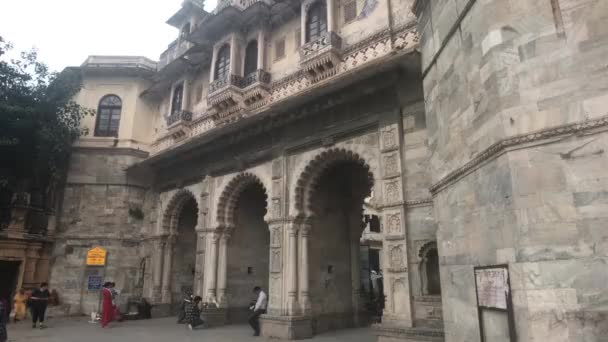 Udaipur, Inde - 12 novembre 2019 : les touristes se détendent à l'ombre du bâtiment — Video