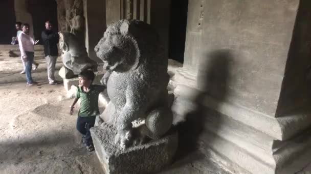 Mumbai, India - 10 de noviembre de 2019: Elephanta Cuevas turistas inspeccionan ruinas históricas parte 7 — Vídeos de Stock