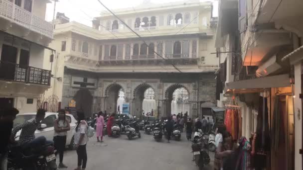 Udaipur, India - November 12, 2019: tourists walk near shops — 비디오