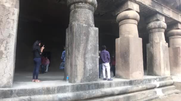 Mumbai, India - 10 novembre 2019: Elephanta Caves tourists in the cave part 4 — Video Stock