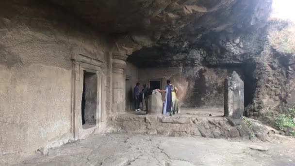 Βομβάη, Ινδία - 10 Νοεμβρίου 2019: Οι τουρίστες των σπηλαίων Ελεφάντα επιθεωρούν ιστορικά ερείπια — Αρχείο Βίντεο