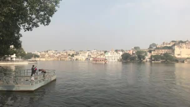 Udaipur, Indie - 12 listopada 2019: turyści na tarasie widokowym nad jeziorem — Wideo stockowe