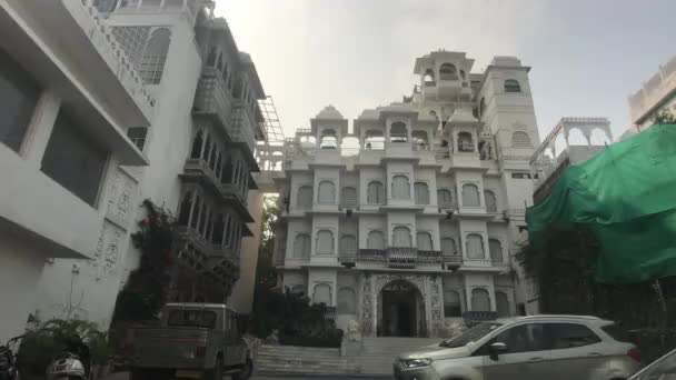 Udaipur, Indie - piękny budynek z samochodami na podwórku — Wideo stockowe