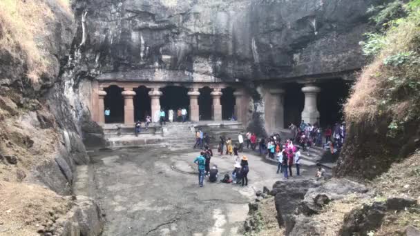 Mumbai, India - november 10, 2019: Elephanta Barlangok turisták ellenőrizze történelmi romok rész 4 — Stock videók
