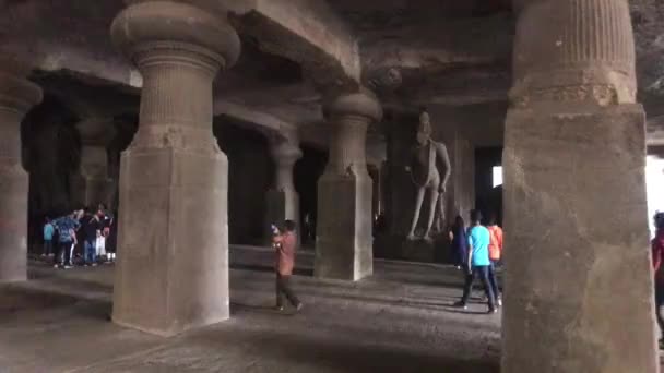 Mumbai, India - 10 de noviembre de 2019: Elephanta Cuevas turistas inspeccionan ruinas históricas parte 8 — Vídeos de Stock
