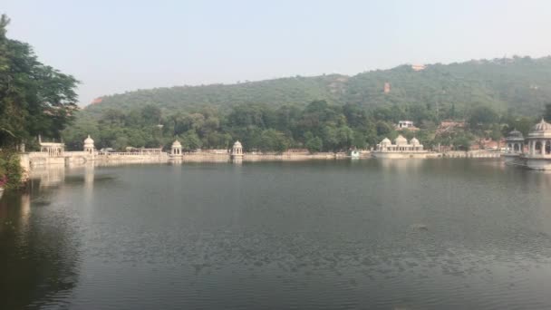 Udaipur, India - -从湖畔看宫殿 — 图库视频影像