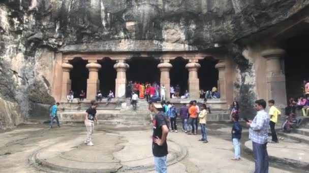Mumbai, India - 10 novembre 2019: I turisti delle grotte Elephanta ispezionano le rovine storiche parte 6 — Video Stock