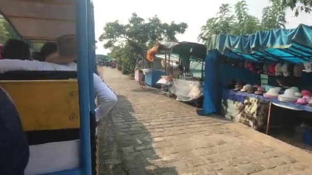 Mumbai, Índia - 10 de novembro de 2019: Os turistas das Cavernas Elephanta viajam de trem pelas mesas de compras — Vídeo de Stock