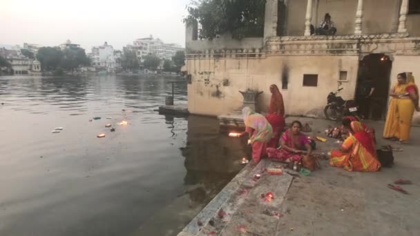 ウダイプール,インド- 2019年11月12日:観光客が遊歩道上に座るパート2 — ストック動画