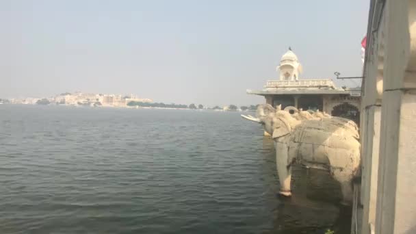 Udaipur, indien - Blick auf den See von der Uferinsel Teil 2 — Stockvideo