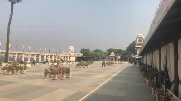 Udaipur, India - 12 november 2019: Jag Mandir toeristen lopen in paleis vierkant deel 3 — Stockvideo
