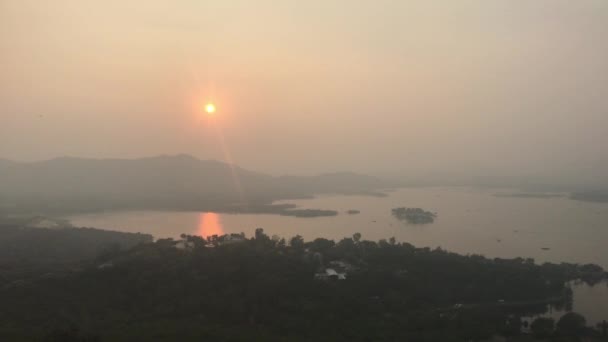 Udaipur, India - sunset over the lake from the top of the mountain — Stock Video