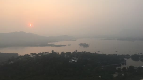 Udaipur, Hindistan - Dağın 3. bölümünden gece gölü manzarası — Stok video