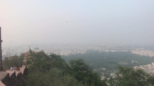 Udaipur, Hindistan - 12 Kasım 2019: Mansapurna Karni Mata Ropeway turistleri şehre yukarıdan bakıyorlar — Stok video
