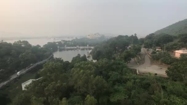 Udaipur, Hindistan - 4. Bölüm 'e tırmanırken göl ve tepenin manzarası — Stok video