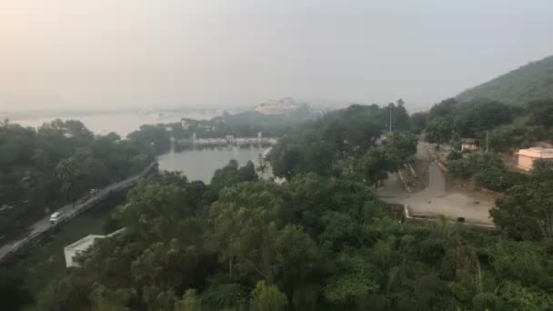 Udaipur, India - Vista del lago y la colina mientras sube la parte 4 — Vídeo de stock