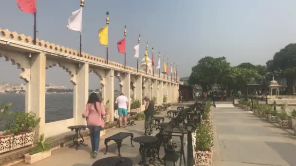 Udaipur, Ινδία - 12 Νοεμβρίου 2019: Οι τουρίστες της Jag Mandir περπατούν στα νησιά με τα πόδια μέρος 3 — Αρχείο Βίντεο
