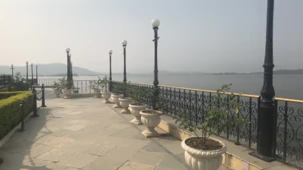 Udaipur, Indie - pohled na jezero z nábřeží ostrova — Stock video