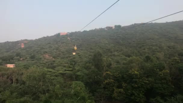 Udaipur, India - Pemandangan danau dan bukit saat mendaki bagian 3 — Stok Video