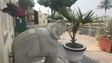 Udaipur, Hindistan - Girişte taş fil