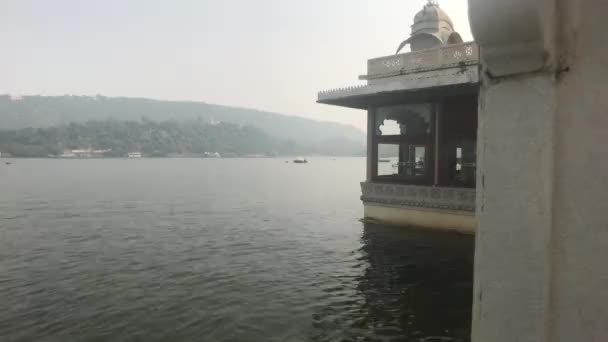 Удайпур, Индия - Вид на озеро с прибрежного острова часть 10 — стоковое видео