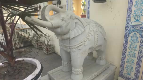 Udaipur, indien - Elefant aus Stein am Eingang Teil 2 — Stockvideo