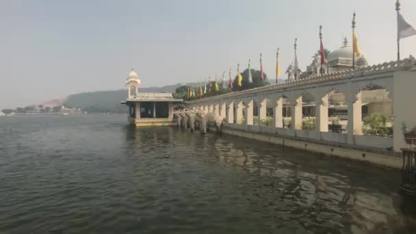 Udaipur, India - Uitzicht op het meer vanaf de waterkant eiland deel 12 — Stockvideo