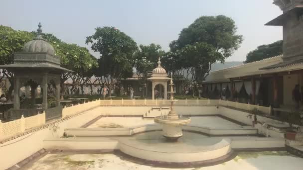 Udaipur, Índia - 12 de novembro de 2019: Jag Mandir turistas caminham na praça do palácio parte 2 — Vídeo de Stock