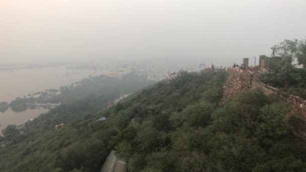 Udaipur, Ινδία - Άποψη της λίμνης και του λόφου όπως ανεβαίνει μέρος 7 — Αρχείο Βίντεο