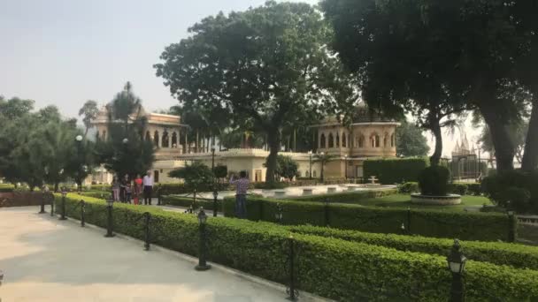 Udaipur, Indie - 12. listopadu 2019: Jag Mandir turisté procházka v zelené zahradě — Stock video