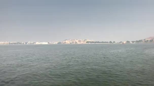 Udaipur, India - Walk on the lake Pichola on a small boat part 2 — Stockvideo