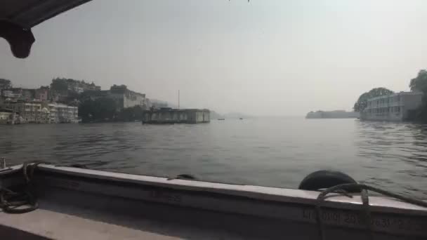Udaipur, Ινδία - Περπατήστε στη λίμνη Pichola σε ένα μικρό σκάφος μέρος 7 — Αρχείο Βίντεο