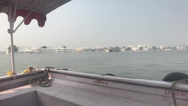 Udaipur, India - Caminar por el lago Pichola en un pequeño barco parte 10 — Vídeos de Stock