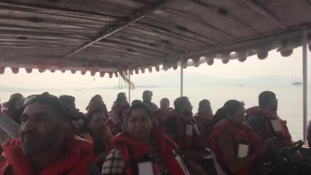 Udaipur, Indie - Listopad 12, 2019: Jezero Pichola turisté se plaví na lodi část 9 — Stock video