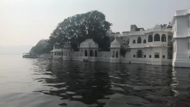 Udaipur, India - vista de las paredes del palacio desde el lado del lago Pichola parte 12 — Vídeos de Stock