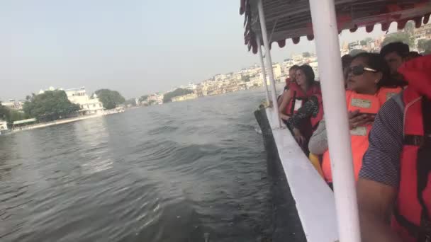 Udaipur, Indie - Listopad 12, 2019: Jezero Pichola turisté se plaví na lodi část 13 — Stock video