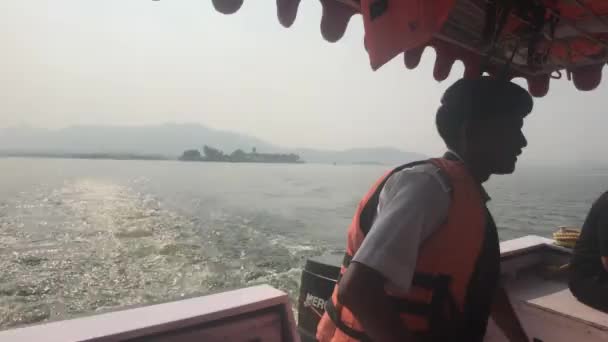 Udaipur, India - 12 de noviembre de 2019: Los turistas del lago Pichola navegan en un barco parte 8 — Vídeo de stock