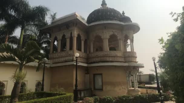 Udaipur, Índia - o edifício administrativo do complexo do palácio — Vídeo de Stock
