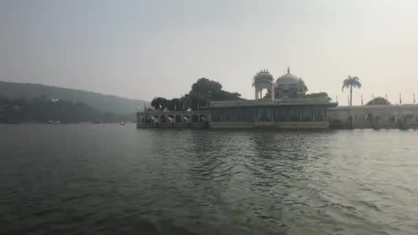 Udaipur, Indie - Procházka po jezeře Pichola na malé lodi část 3 — Stock video