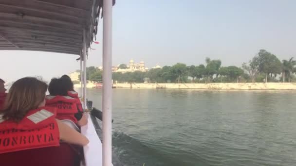 Udaipur, India - 12 de noviembre de 2019: Los turistas del lago Pichola navegan en un barco parte 2 — Vídeo de stock