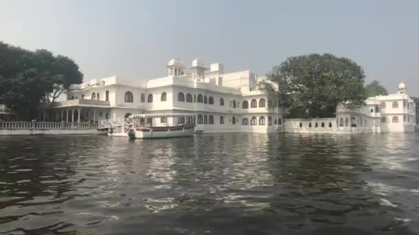 Udaipur, Indie - Procházka po jezeře Pichola na malé lodi část 5 — Stock video