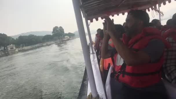 Udaipur, India - 12 de noviembre de 2019: Los turistas del lago Pichola navegan en un barco parte 10 — Vídeo de stock